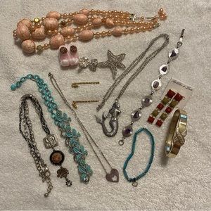 Jewelry lot, used in good condition, vintage and modern.